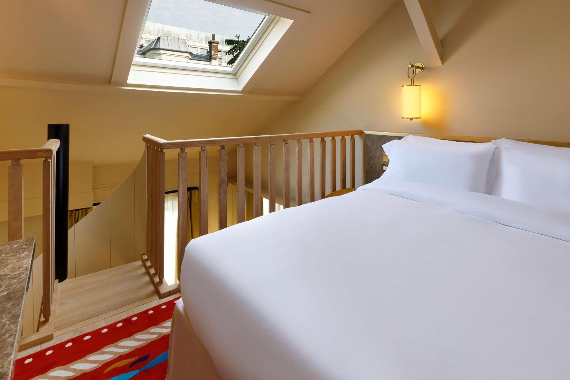 Chambre Lit Queen-Size en Duplex